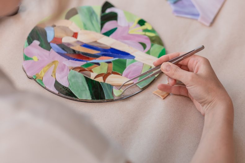 Para fazer um mosaico, você vai precisar de cacos, cola para cerâmica, espátula, rejunte e uma esponja. Foto: Getty Images.