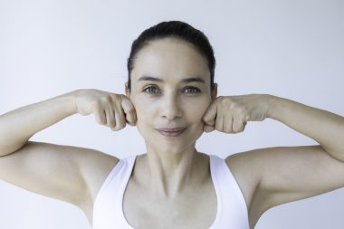 Antes de começar a praticar o yoga facial, tenha em mente que a beleza vai além do seu rosto. Foto: Getty Images.