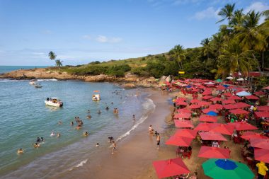 Educação na praia: ninguém é obrigado a ouvir a sua música. Foto: Getty Images.