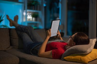 E-books: com o tempo, pessoas que passam longos períodos lendo em telas podem apresentar dificuldade de enxergar. Foto: Getty Images.