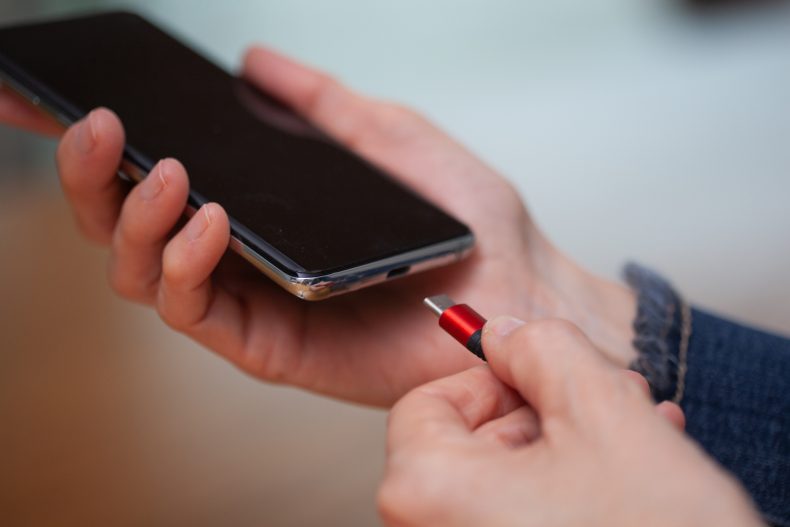 Os perigos associados ao uso de cabo de celular danificado são variados. Foto: Getty Images.