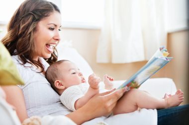 Ler para o bebê diverte e prepara a criança para a alfabetização. Foto: Getty Images.