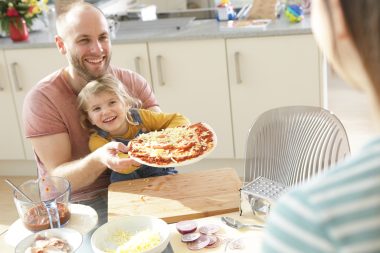 Pizza em casa: o primeiro passo é escolher uma boa receita para a massa. Foto: Getty Images.