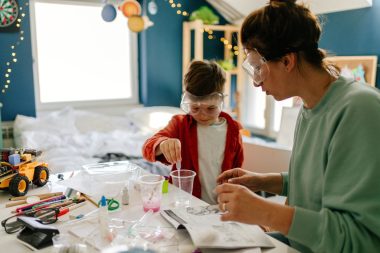 Crianças adoram observar experimentos científicos. Foto: Getty Images.