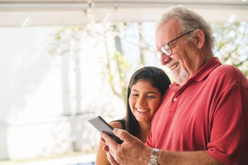 Algumas empresas desenvolveram modelos de celular com design diferenciados e ferramentas inteligentes para facilitar o acesso. Foto: Getty Images.