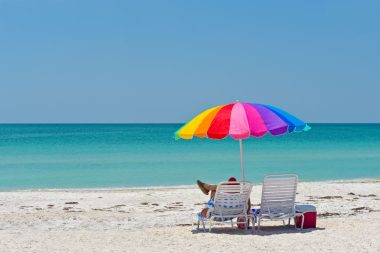 Caso não tenha um guarda-sol para proteger o cooler do sol, tente deixá-la sob árvores. Foto: Getty Images.