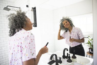Embora muita gente já tenha assumido com orgulho os cabelos grisalhos, há quem prefira a cor original. Foto: Getty Images.