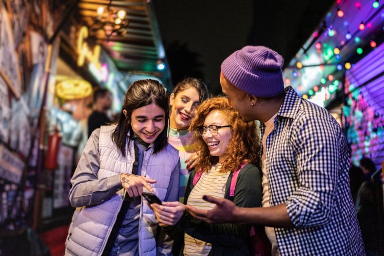 Faça um esquenta com os amigos antes de ir para a balada. Foto: Getty Images.