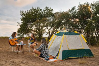 Organize bem os detalhes antes de viajar com os amigos. Foto: Getty Images.