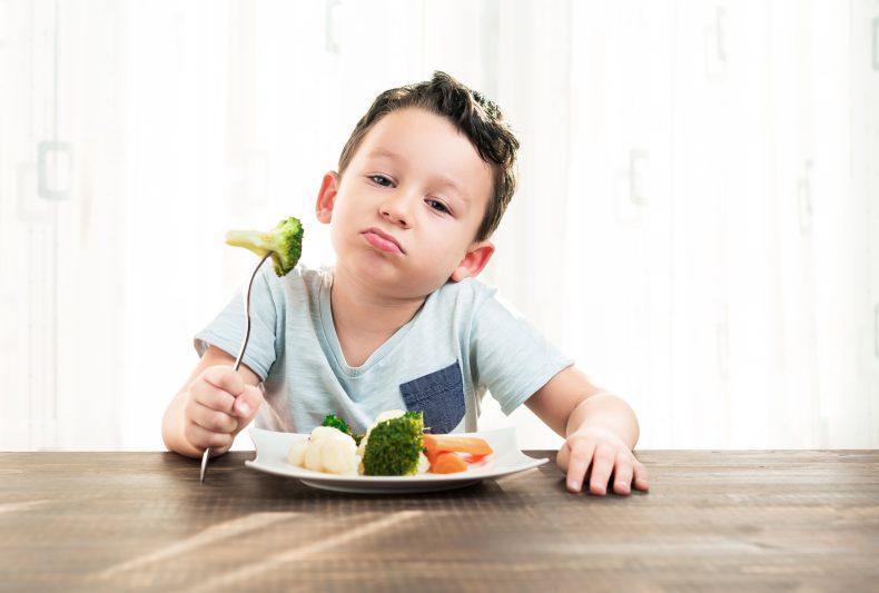 Alimentação na infância: torne o ambiente agradável na hora de comer. Foto: Getty Images.