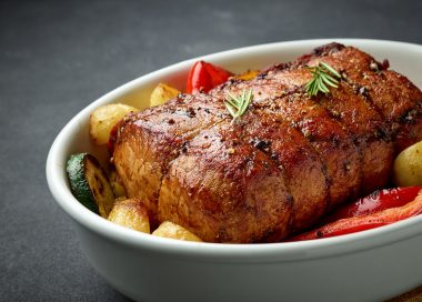 Carne assada: cortes com mais gordura tendem a ficar mais macios. Foto: Getty Images.