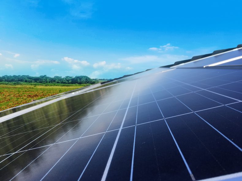 A energia solar é proveniente da radiação solar, capturada e convertida em energia elétrica por meio de células fotovoltaicas. Foto: Getty Images.