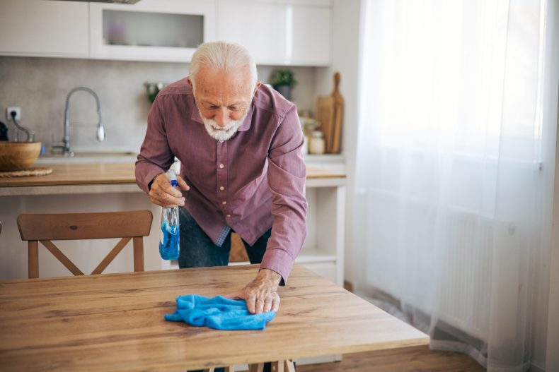 Há formas bem simples de reduzir os gastos com produtos de limpeza. Foto: Getty Images.