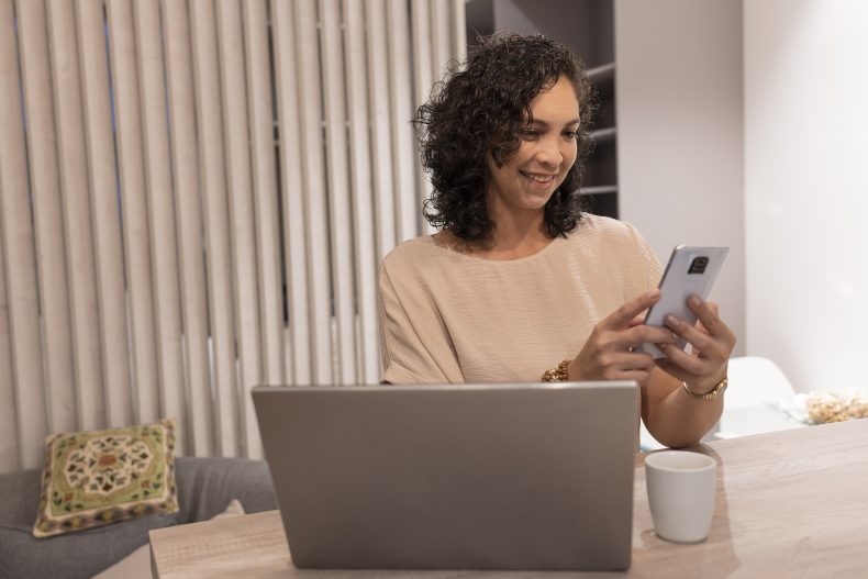 Com o Open Finance, os clientes podem movimentar suas contas bancárias a partir de diferentes plataformas. Foto: Getty Images.