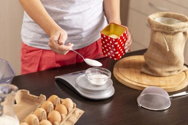 Mixer, selador, liquidificador portátil, triturador manual e balança podem ser seus melhores utensílios para garantir pratos incríveis. Foto: Getty Images.