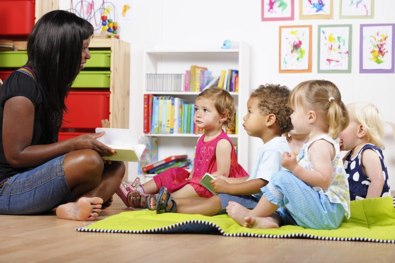 O ingresso na creche marca o início de uma importante jornada de aprendizado, brincadeiras e desenvolvimento social. Foto: Getty Images.