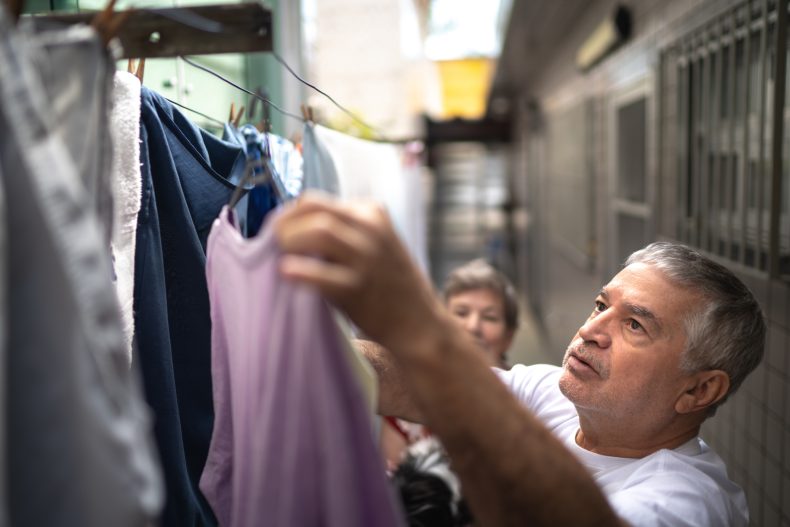 É possível economizar água e energia nas tarefas diárias, inclusive ao lavar roupa. Foto: Getty Images.