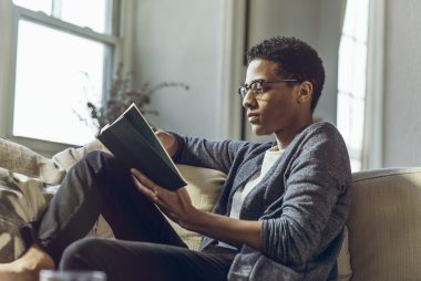 Seja em papel, e-book ou audiobook, hábito deve ser cultivado. Foto: Getty Images.