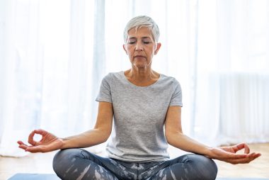 O yoga é bom para reduzir o estresse e melhorar a saúde do cérebro. Foto: Getty Images.