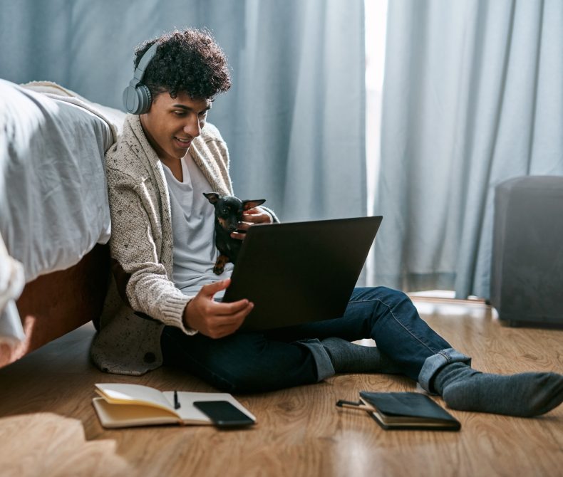 Alguns podcasts são especializados em História. Foto: Getty Images.