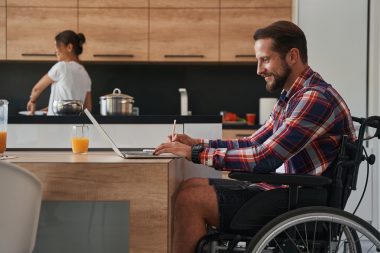 Auxílio-Inclusão dá segurança para que as pessoas possam tentar uma vaga e passar com tranquilidade por um período de adaptação sem que isso afete os rendimentos. Foto: Getty Images.