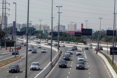 O departamento de trânsito de cada Estado é responsável pelas multas aplicadas pela Polícia Militar em perímetro urbano. Foto: Getty Images.