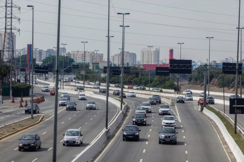 O departamento de trânsito de cada Estado é responsável pelas multas aplicadas pela Polícia Militar em perímetro urbano. Foto: Getty Images.