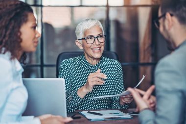 Se você alcançou as metas, contribuiu com a equipe e teve um bom desempenho nas tarefas delegadas, isso pode contribuir com a promoção. Foto: Getty Images.