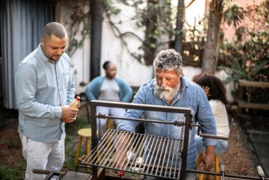 Você pode temperar algumas carnes com antecedência para deixá-las mais saborosas no churrasco. Foto: Getty Images.