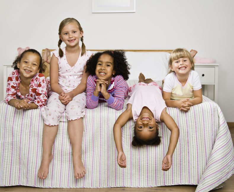 A decisão de permitir que um filho durma na casa do amigo não depende apenas da idade, mas da análise de diferentes fatores, como segurança, maturidade emocional e confiança. Foto: Getty Images.