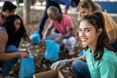 O trabalho voluntário faz a diferença e é uma forma de contribuir mais ativamente com o planeta. Foto: Getty Images.