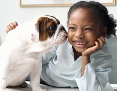 Crianças com cachorros apresentam 23% menos probabilidade de ter problemas com emoções e interações sociais. Foto: Getty Images.