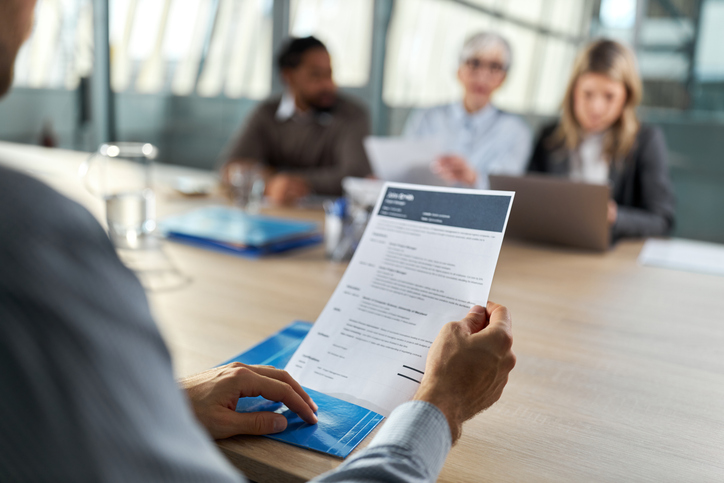 Algumas empresas oferecem oportunidades para quem busca o primeiro emprego. Foto: Getty Images.