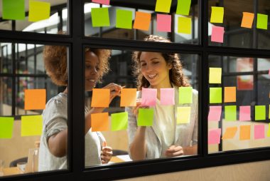 Metodologia ágil propõe o envolvimento de colaboradores de diferentes times em ciclos mais curtos. Foto: Getty Images.