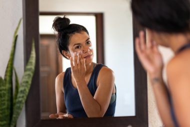 A forma como limpamos a pele é fundamental na rotina de beleza. Foto: Getty Images.