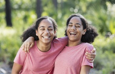 Apesar de compartilharem a mesma genética e o mesmo ambiente familiar, gêmeos estão expostos a experiências diferentes ao longo da vida. Foto: Getty Images.