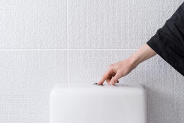 Consumo de água é geralmente maior nos banheiros. Foto: Getty Images.