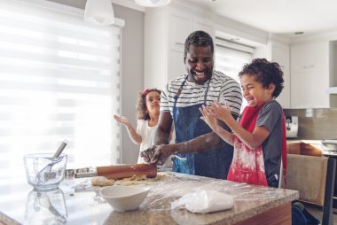Aproveite e reúna a família na hora de fazer o pão. Foto: Getty Images.
