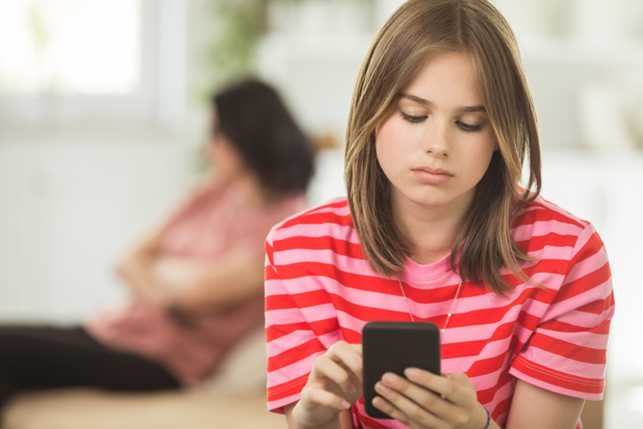 Adolescentes se afastam dos pais por dois motivos explicados pela Ciência. Foto: Getty Images.