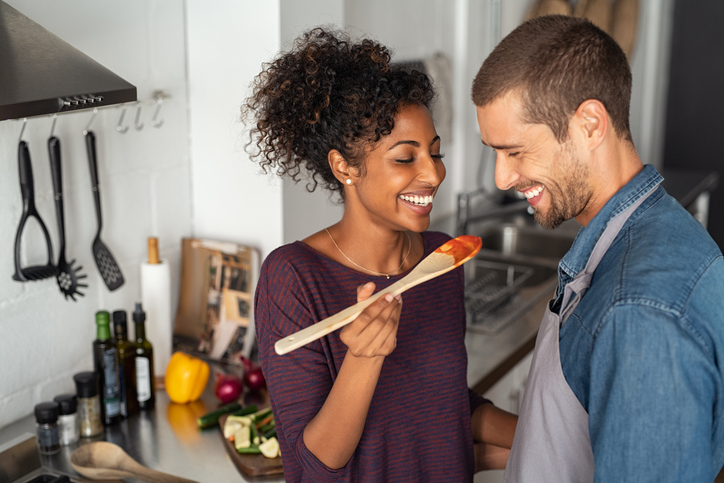 Dá para caprichar nos ingredientes e receitas e fazer um jantar romântico em casa. Foto; Getty Images.