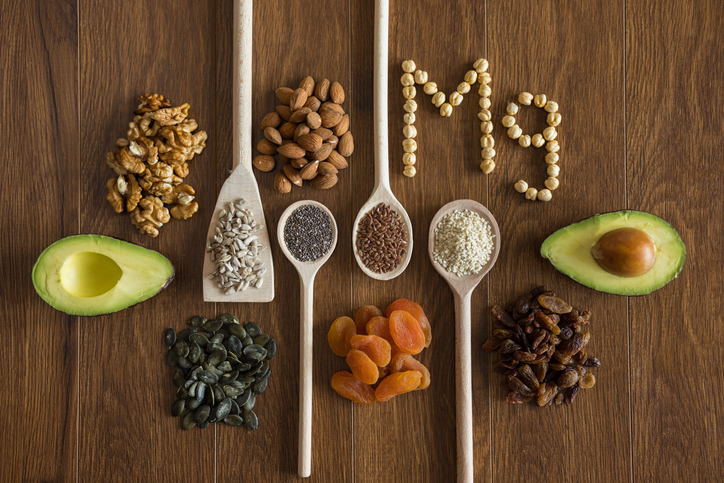 Alimentos como castanha-do-pará, avelã, caju, tofu e até arroz integral ajudam a garantir a dose diária necessária de magnésio. Foto: Getty Images.