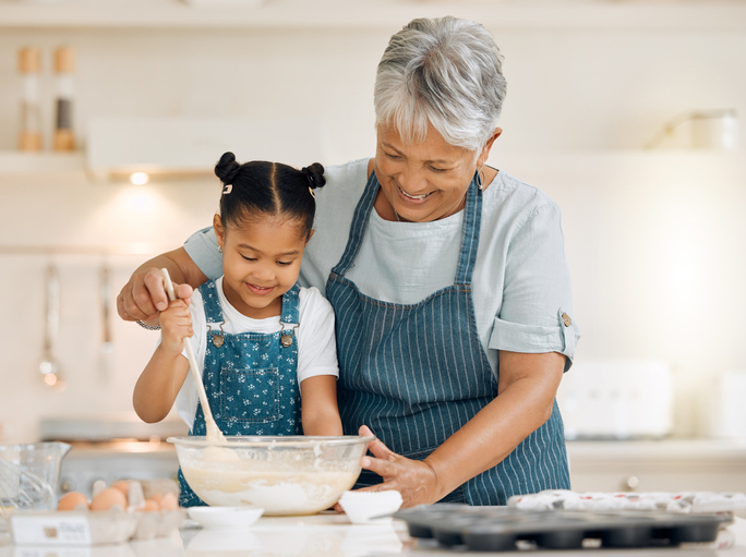 Para cozinhar com as crianças, é importante tomar alguns cuidados. Foto: Getty Images.