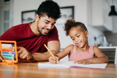 Pais e filhos podem estabelecer juntos uma determinada hora do dia para fazer a lição de casa. Foto: Getty Images.