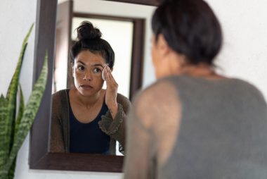 Pessoas com melasma devem aplicar filtros solares potentes, com proteção UVA e UVB. Foto: Getty Images.