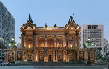 Alguns teatros são verdadeiras joias da arquitetura. Foto: Wikimedia Commons.