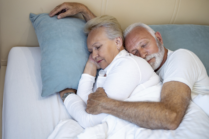 Dormir de conchinha pode fazer você descansar profundamente. Foto: Getty Images.