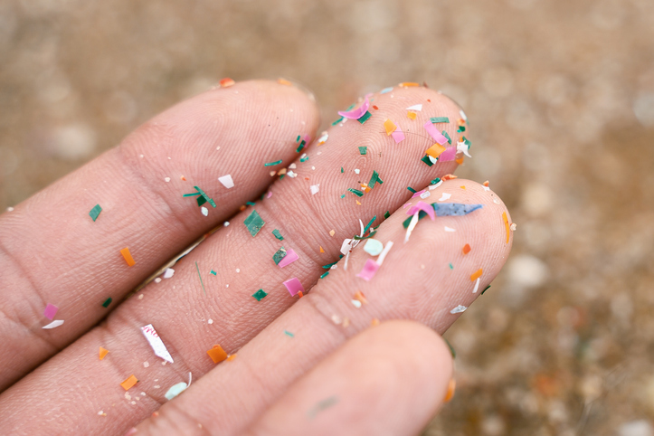 Nossas praias estão altamente poluídas por microplásticos. Foto: Getty Images.