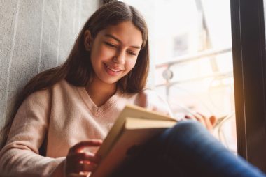 É importante que jovens desenvolvam o hábito de ler livros. Foto: Getty Images.