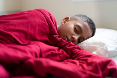 Adolescente precisa dormir bem para se desenvolver. Foto: Getty Images.