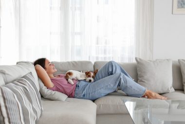 Um sofá mais espaçoso vai garantir o conforto da família. Foto: Getty Images.